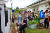 Polri Gelar Pembersihan Sampah Serentak, Polres Aceh Tamiang Membersihkan Sampah Bersama Masyarakat di Desa Kesehatan