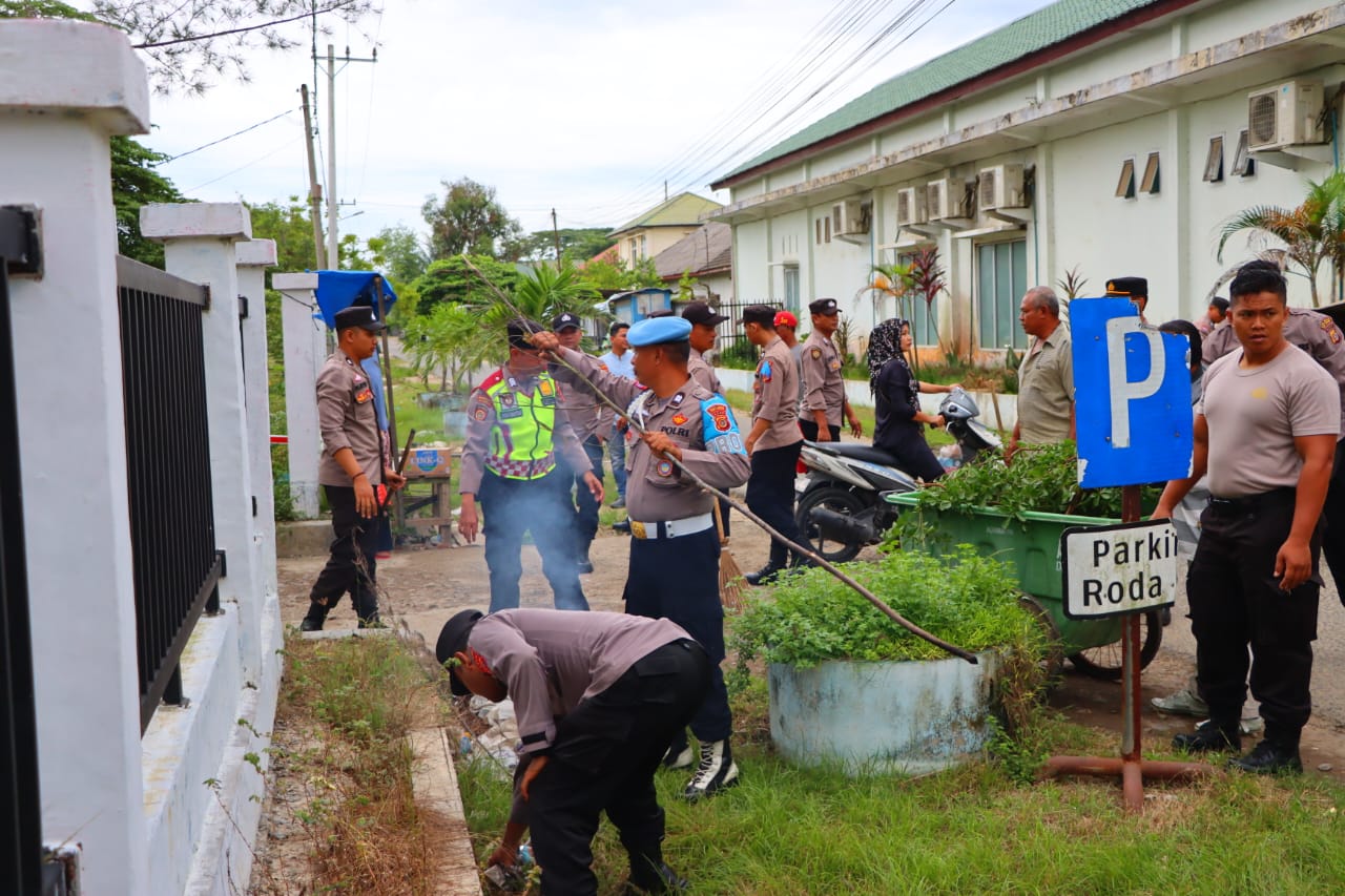 Polri Gelar Pembersihan Sampah Serentak, Polres Aceh Tamiang Membersihkan Sampah Bersama Masyarakat di Desa Kesehatan