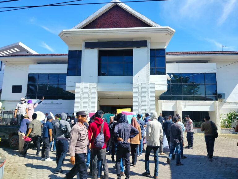 Gelar Aksi Unjuk Rasa, Barisan Masyarakat Peduli Tambang Geruduk Kantor ESDM Aceh