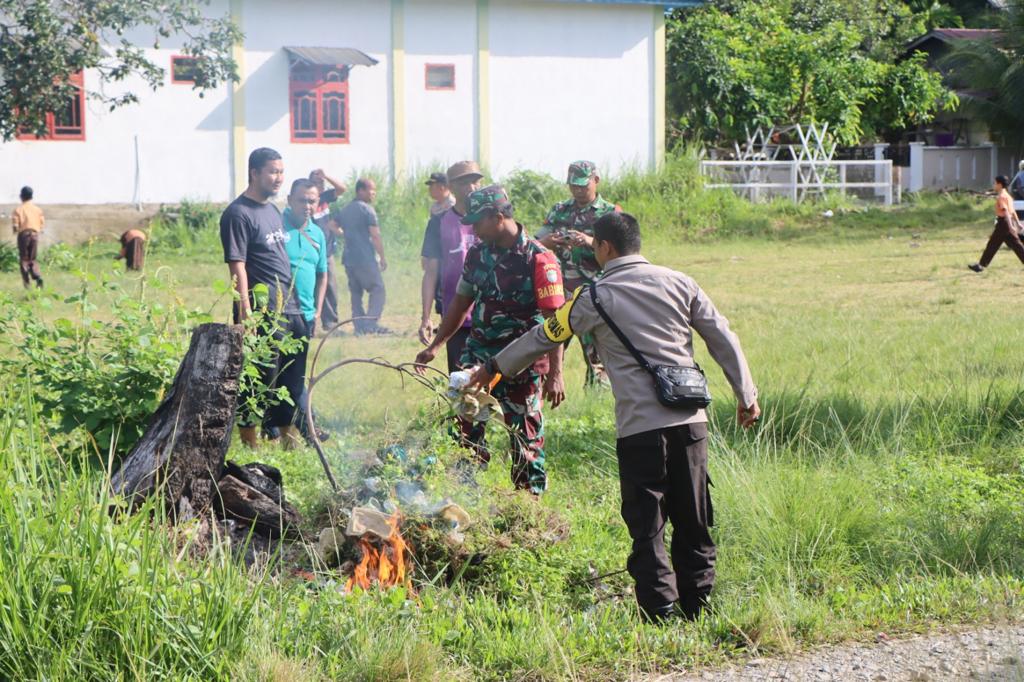 Tingkatkan Sinergitas, Polres Aceh Selatan Laksanakan Kegiatan Bersih Masjid