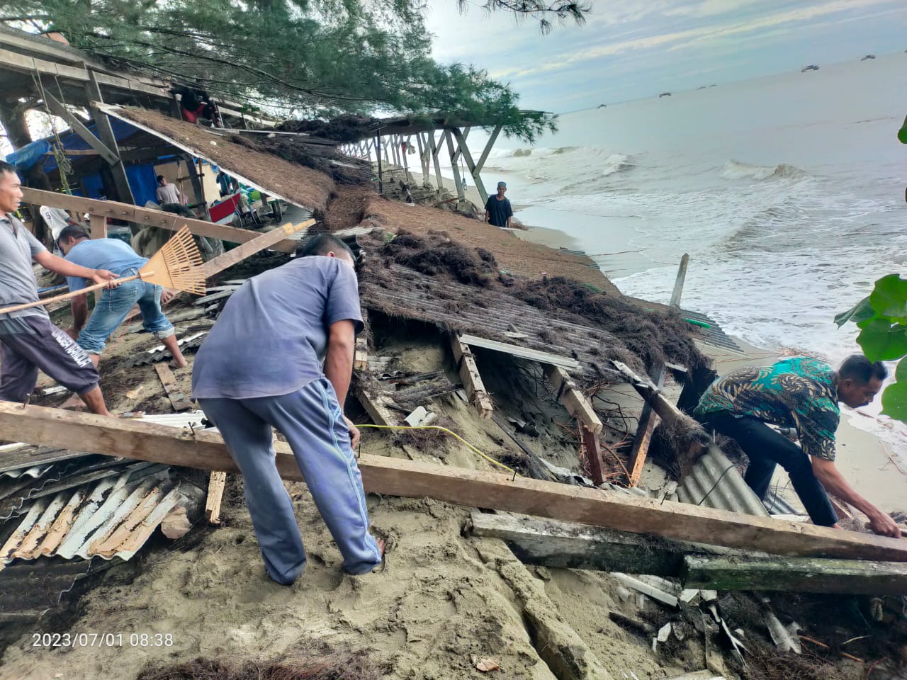 Tambatan Perahu Nelayan Di Ujong Puloe Rayeuk Roboh Akibat Abrasi
