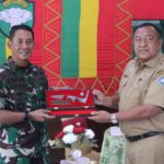 Kunker ke Kodim Aceh Selatan, Pangdam IM Dapat Kenang-Kenangan Rencong Batu Dan Kopiah Meukutop