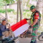 Jelang HUT RI ke 78, Warga Menerima Bendera Merah Putih dari Babinsa Kluet Timur
