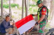 Jelang HUT RI ke 78, Warga Menerima Bendera Merah Putih dari Babinsa Kluet Timur