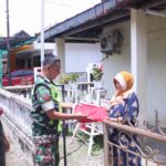 Sambut HUT RI ke 78, Babinsa Kodim 0107, Sejumlah LSM dan OKP Bagikan Bendera Merah Putih