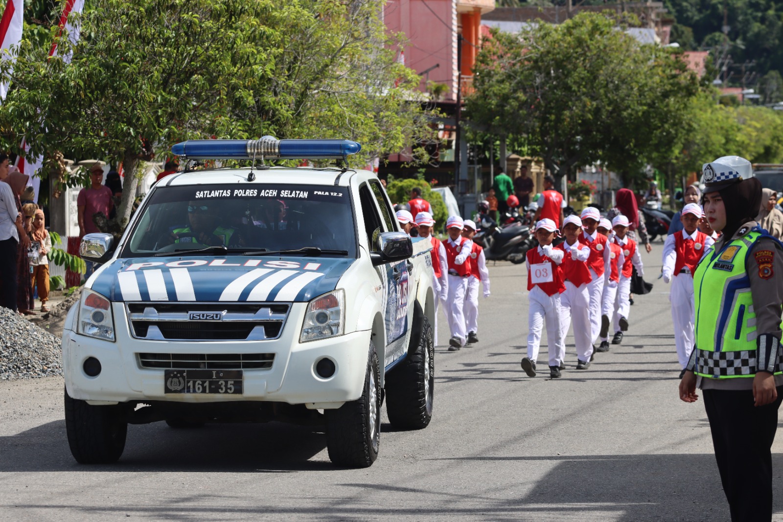 Polres Aceh Selatan Turunkan Personel Untuk Lakukan Pengamanan Lomba Gerak Jalan Hut RI