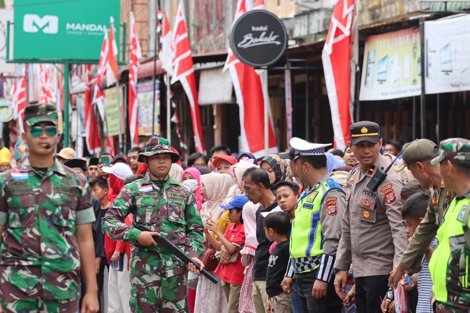 Pawai Karnaval menyambut HUT RI,Personel Polres Aceh Selatan melakukan pengamanan