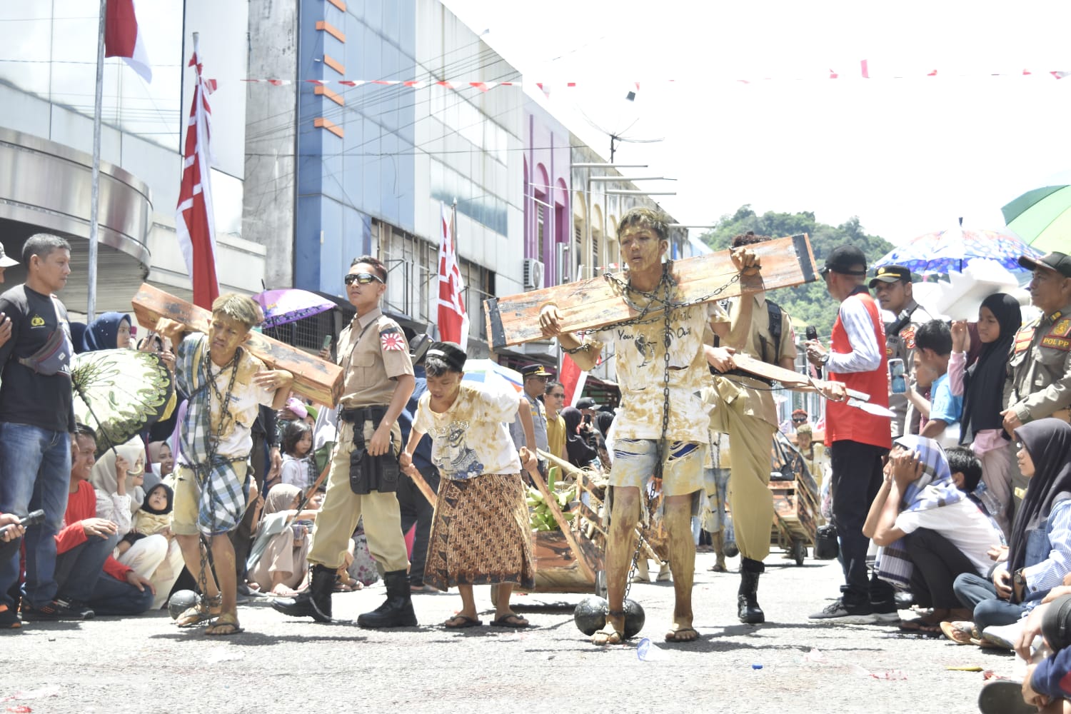 Batu Itam Keluar Sebagai Juara dari 13 Gampong dalam kecamatan Tapaktuan ikut pawai karnaval HUT RI ke 78