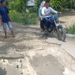 Masyarakat bersama Camat Blangpegayon Tambal Jalan Berlobang di Bener Baru