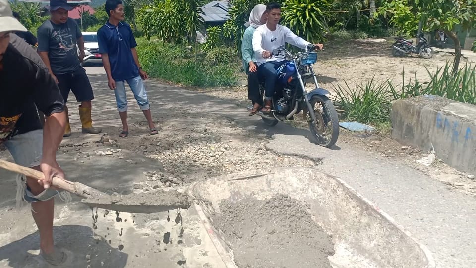 Masyarakat bersama Camat Blangpegayon Tambal Jalan Berlobang di Bener Baru
