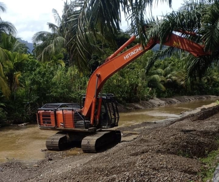 Laksanakan Tugas dan Tanggung Jawab, PT.BMU Menormalisasi Sungai Menggamat