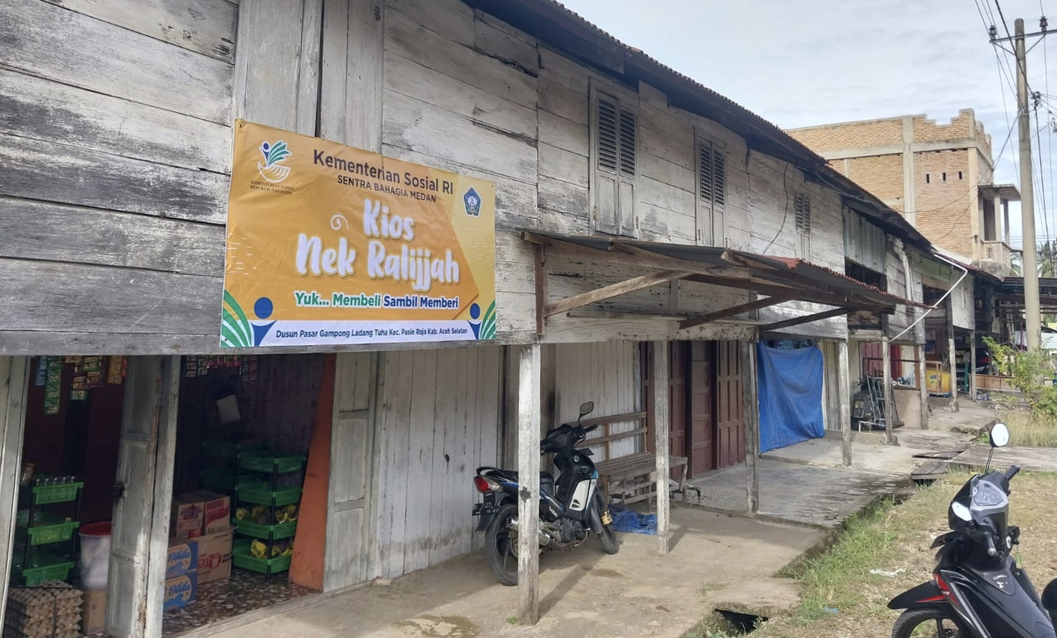 Kemensos Bersama Dinsos Aceh Selatan Salurkan Bantuan Atensi Kepada Lansia