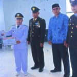 Camat Blangpegayon Serahkan Sertifikat Kepada Personil Paskibra dan Oubade