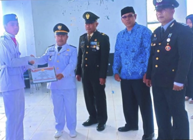 Camat Blangpegayon Serahkan Sertifikat Kepada Personil Paskibra dan Oubade