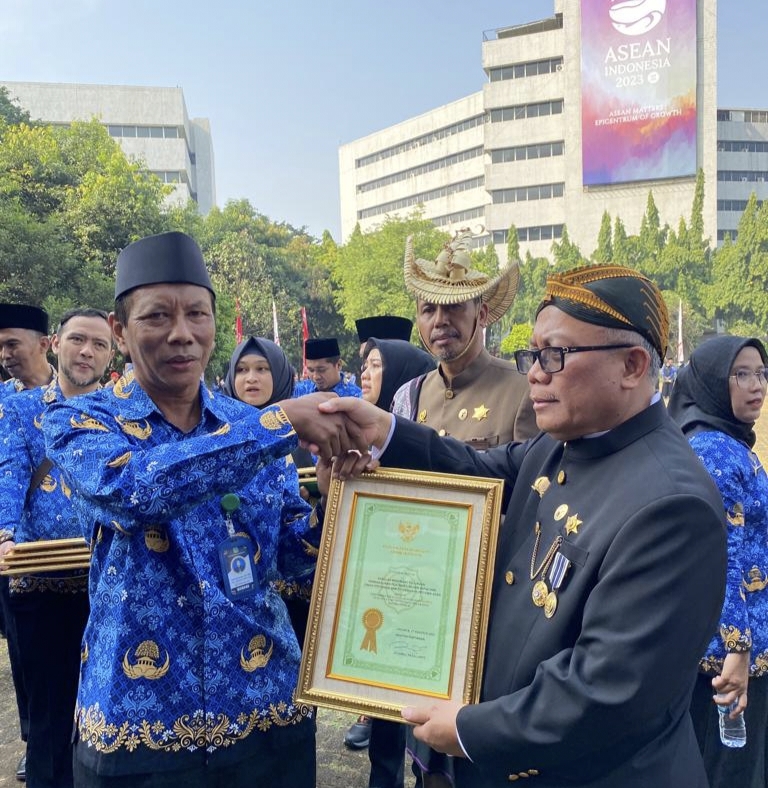 Menteri Pertanian Serahkan Penghargaan Abdi Bhakti Tani Kepada SMK-PP Kutacane Agara