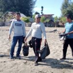Komunitas Pijay Gleeh Bagikan Kantong Plastik Kepada Pengunjung, Guna Menjaga Lingkungan di Pantai