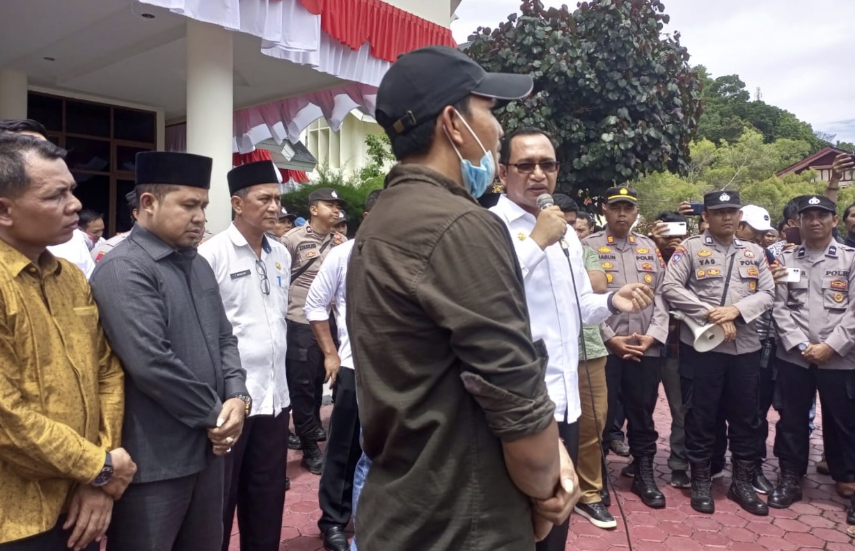 Ratusan Masyarakat Melakukan Aksi Unjuk Rasa, Minta Pada Pemkab dan DPRK Aceh Selatan Untuk Mencabut Izin PT.BMU