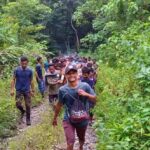 Warga di Pikul Menggunakan Bambu Ke Rumah Sakit Akibat Belasan Tahun Akses Jalan Rusak