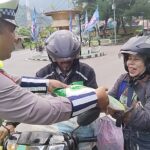 Polres Aceh Selatan Berikan Hadiah Kepada Pengendara Yang Tertib Berlalulintas