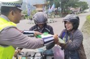Polres Aceh Selatan Berikan Hadiah Kepada Pengendara Yang Tertib Berlalulintas