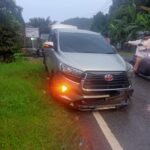 Mobil Rental Yang Ditumpangi Istri Ketua Pemuda Pancasila Aceh Jaya Mengalami Kecelakaan Tunggal Di Jalan T. Ben Mahmud Tapaktuan