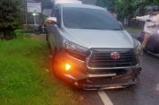 Mobil Rental Yang Ditumpangi Istri Ketua Pemuda Pancasila Aceh Jaya Mengalami Kecelakaan Tunggal Di Jalan T. Ben Mahmud Tapaktuan