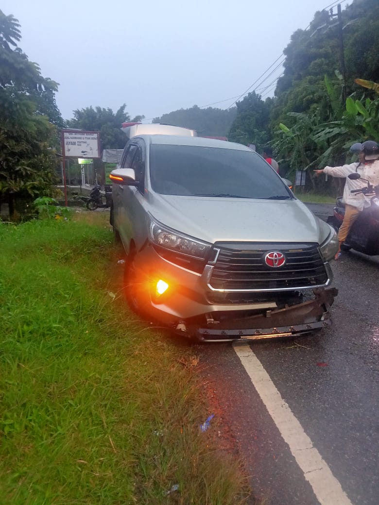 Mobil Rental Yang Ditumpangi Istri Ketua Pemuda Pancasila Aceh Jaya Mengalami Kecelakaan Tunggal Di Jalan T. Ben Mahmud Tapaktuan