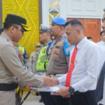 Kapolres Aceh Selatan Memberikan Penghargaan Kepada Personil Yang Berprestasi