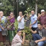 Wakil Ketua Komisi V DPRA Serahkan Bantuan Bibit Durian Musangking dan Montong, Ini Harapannya