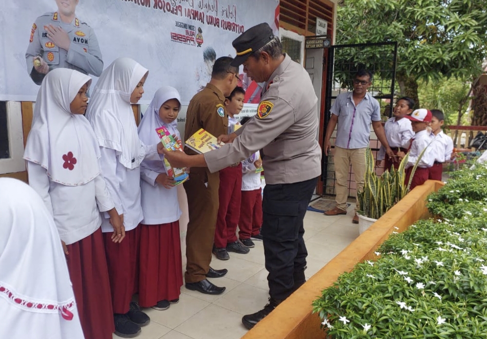 Polsek Samadua Salurkan 50 Buku Bacaan di SDN 3