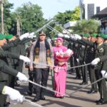 Purna Tugas, Irjen Ahmad Haydar Diarak TNI Menggunakan Panser Anoa