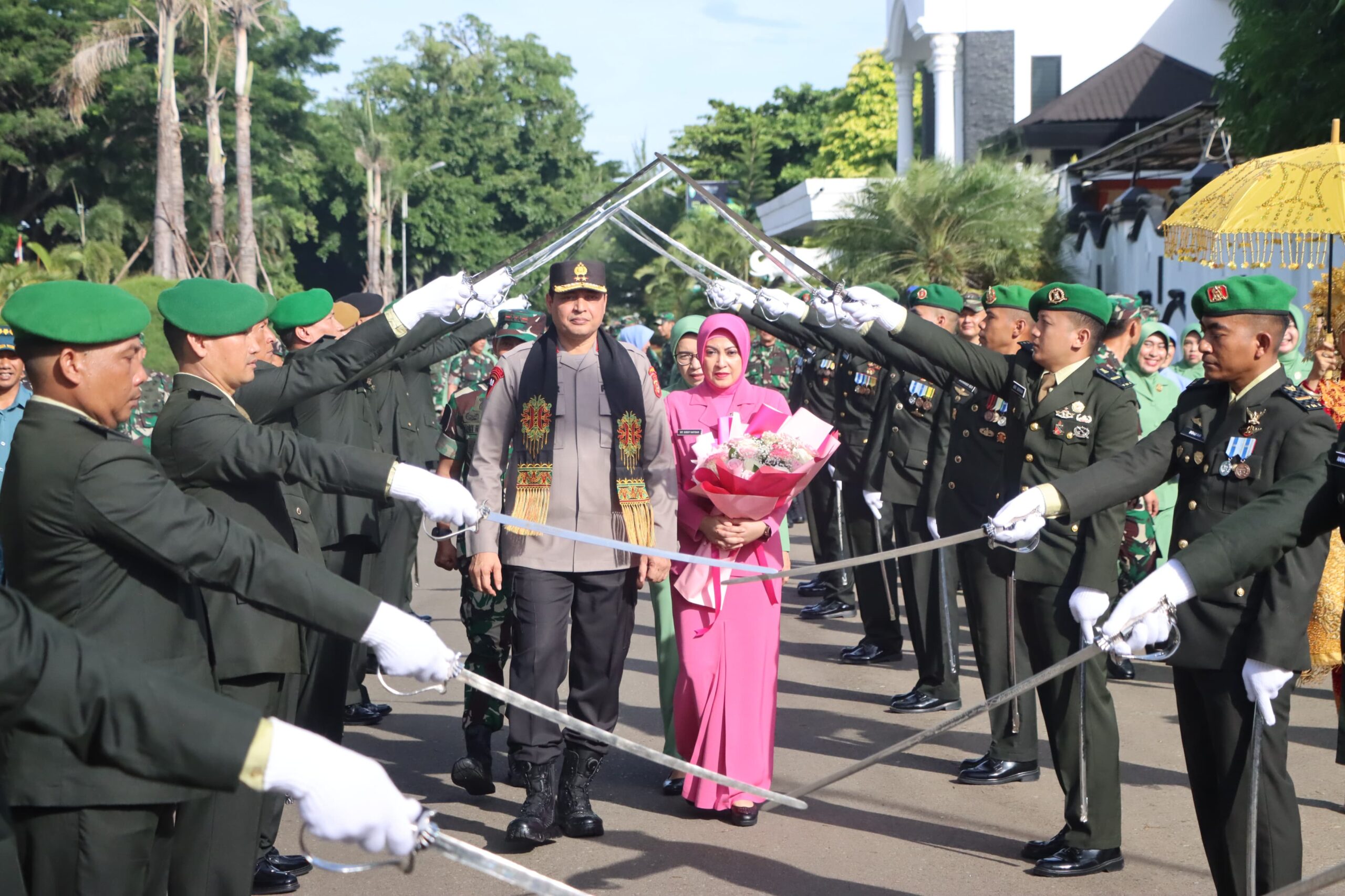 Purna Tugas, Irjen Ahmad Haydar Diarak TNI Menggunakan Panser Anoa
