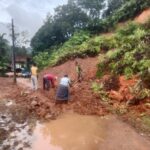 Babinsa Sawang dan Warga Gotong Royong Atasi Tanah Longsor