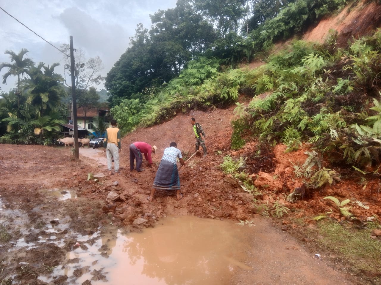 Babinsa Sawang dan Warga Gotong Royong Atasi Tanah Longsor