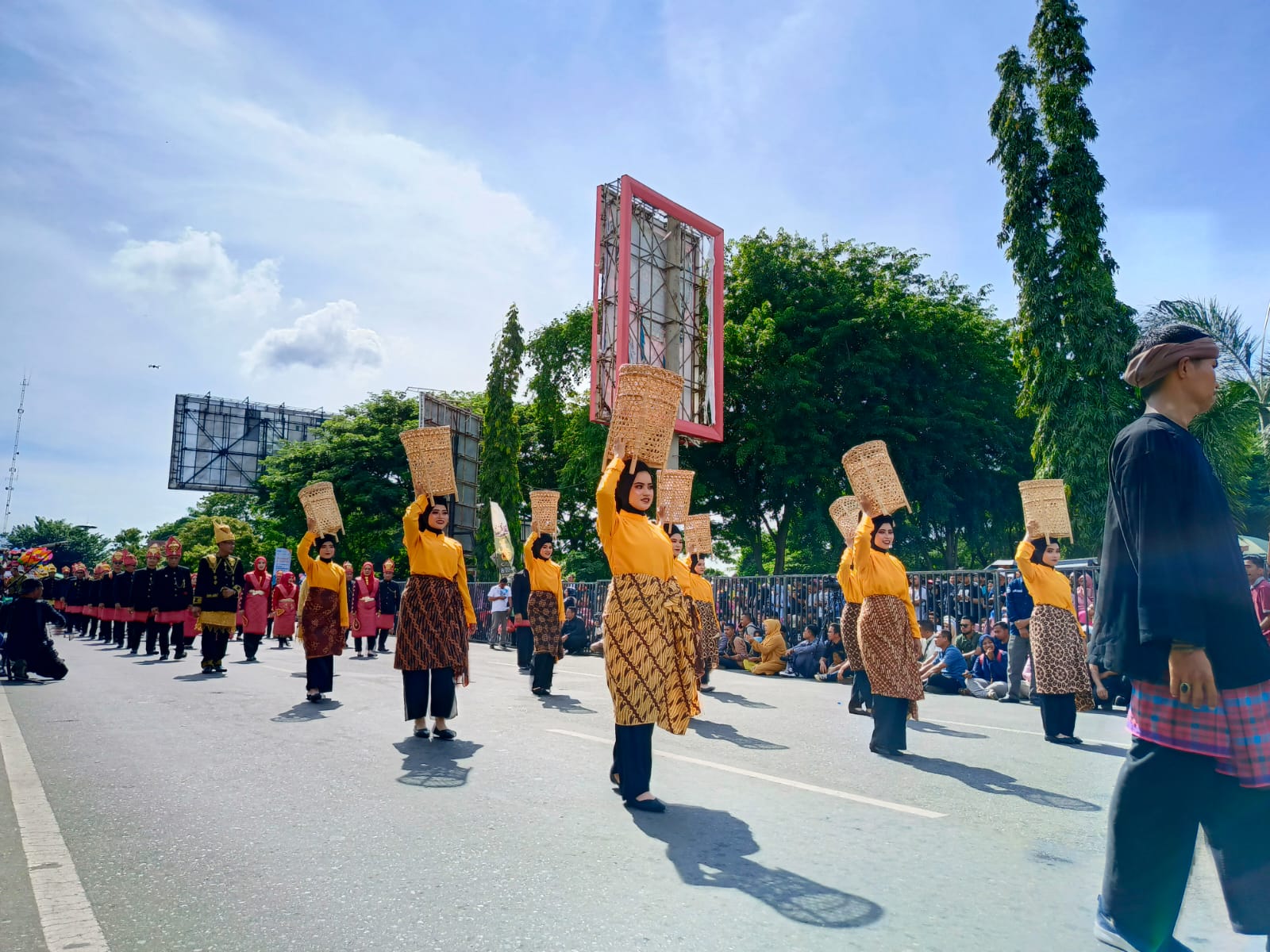 Tarian Tanah Pala Meriahkan Pawai PKA ke 8 Kontingen Aceh Selatan
