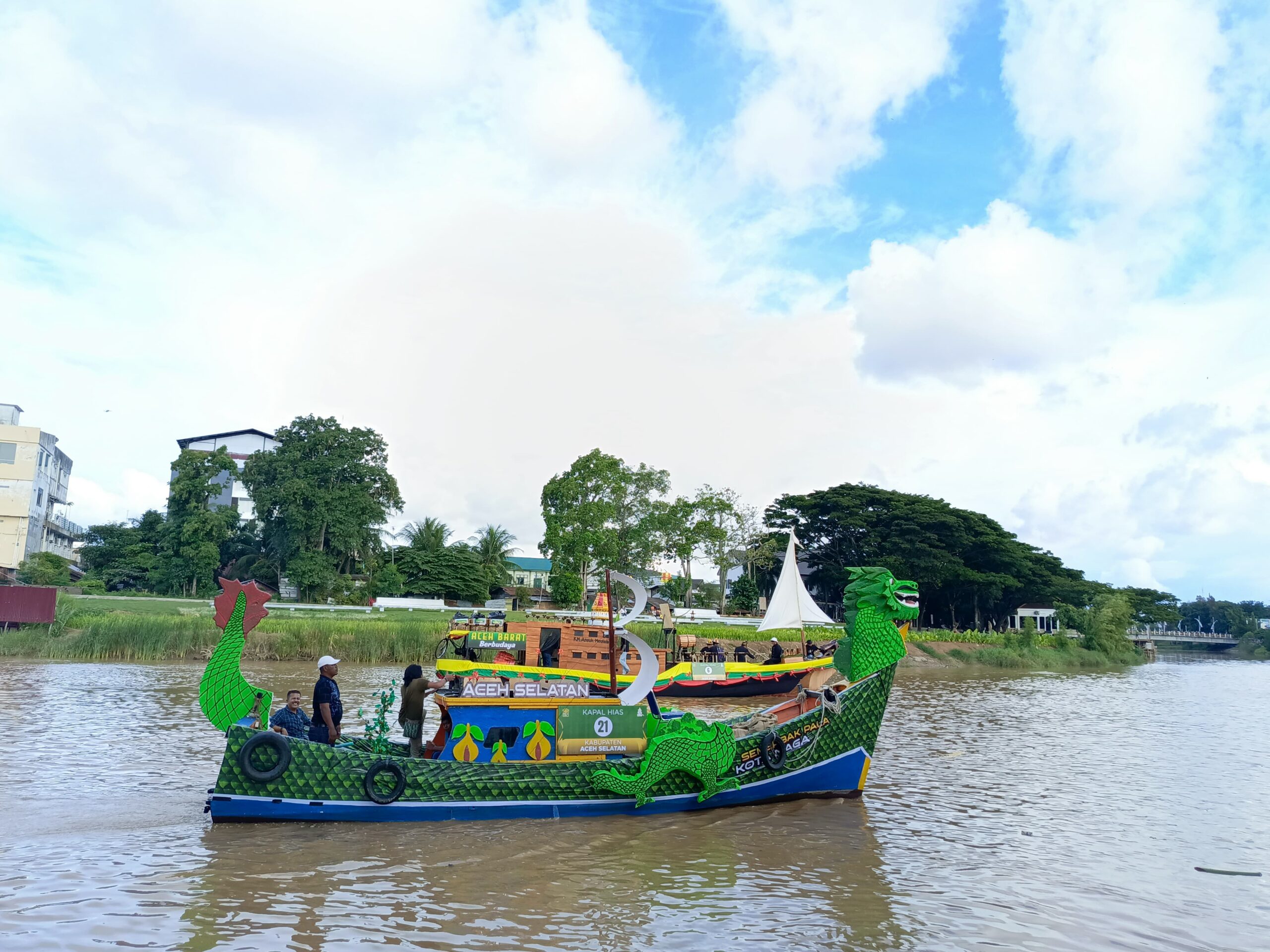 Aceh Selatan Tampil Memukau Dalam Pawai Perahu Hias PKA 8
