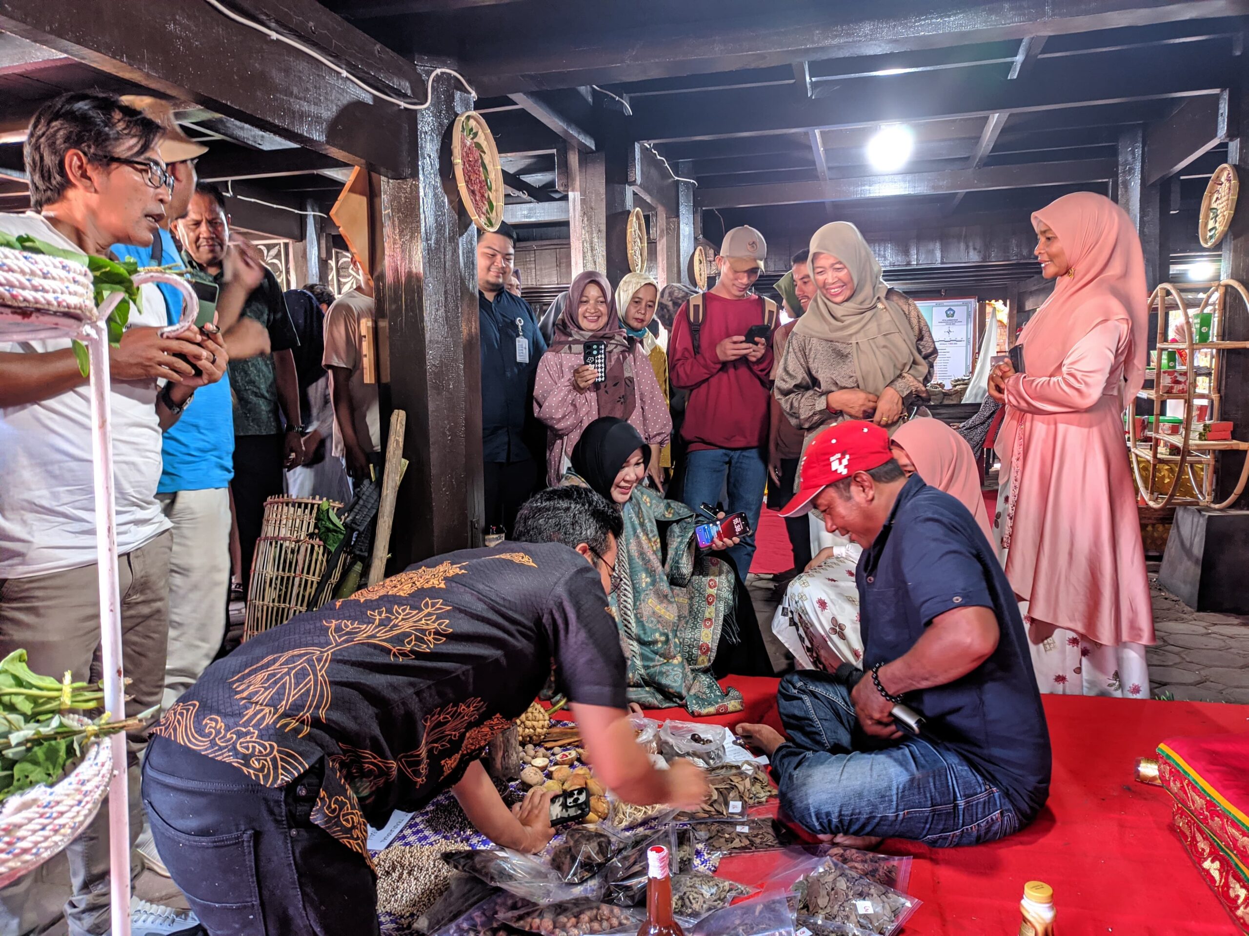 Anggota DPR RI Illiza Sa’aduddin Djamal Sambangi Anjungan Aceh Selatan