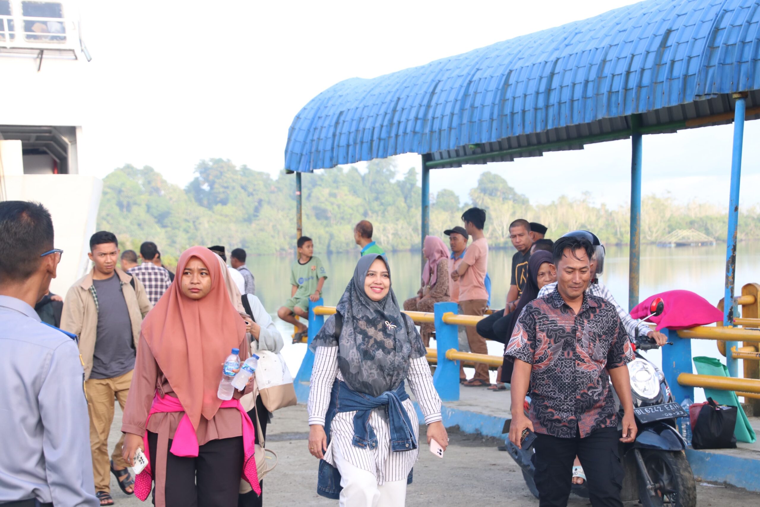 PJ. Ketua TP-PKK Kabupaten Aceh Selatan Mengunjungi Kafilah MTQ Tingkat Provinsi Di Simeulue.
