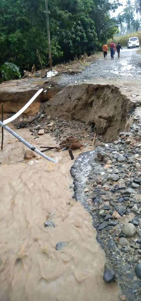 Intensitas Hujan Tinggi Jalan Desa Pulo Kedondong Nyaris Putus