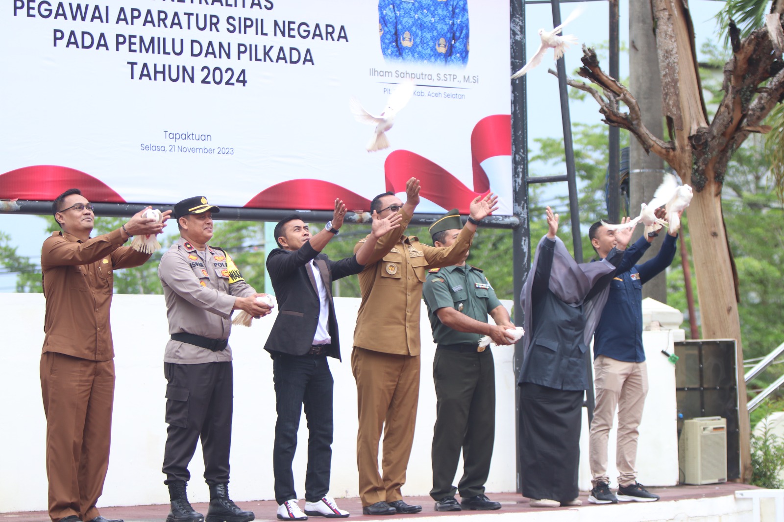 Pj Bupati Aceh Selatan Pimpin Apel Deklarasi Ikrar Netralitas ASN Pada Pemilu