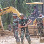 Jajaran Kodim 0107/Asel Laksanakan Bhakti Kemanusiaan, Bantu Pembersihan Lumpur Pasca Banjir Bandang Trumon Tengah