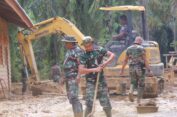 Jajaran Kodim 0107/Asel Laksanakan Bhakti Kemanusiaan, Bantu Pembersihan Lumpur Pasca Banjir Bandang Trumon Tengah