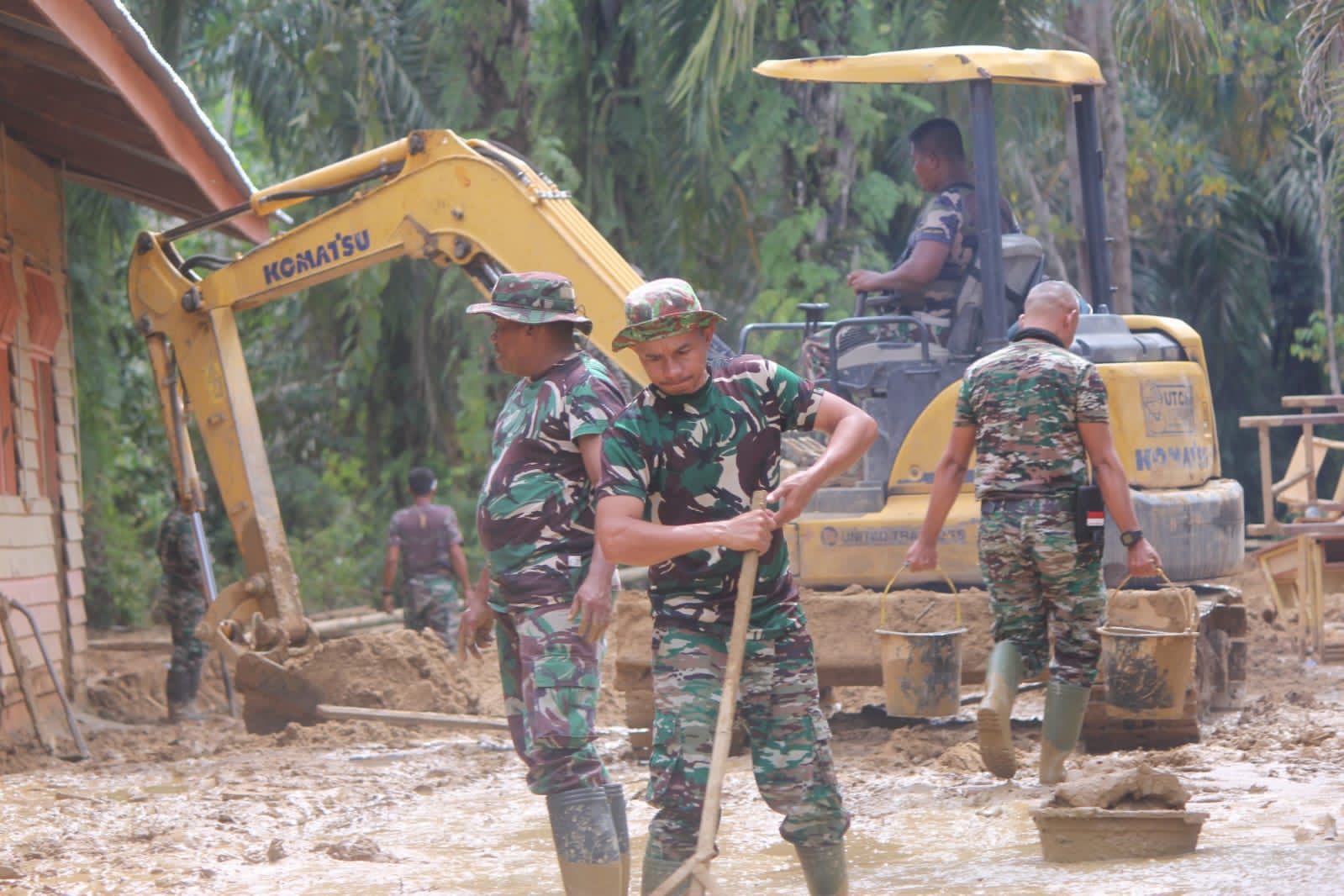 Jajaran Kodim 0107/Asel Laksanakan Bhakti Kemanusiaan, Bantu Pembersihan Lumpur Pasca Banjir Bandang Trumon Tengah