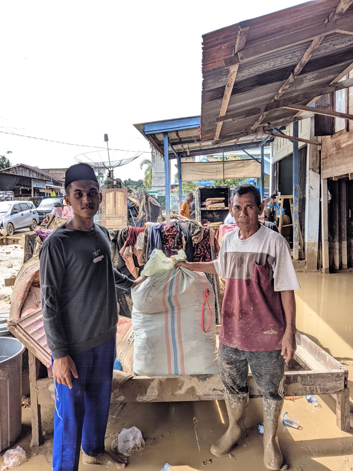 SMAN Unggul Tapaktuan Serahkan Bantuan Kepada Korban Banjir Trumon