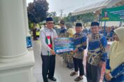 Bupati Aceh Selatan Menyerahkan Reward Kepada Kafilah Yang Berprestasi Pada MTQ XXXVI Sekaligus Penyerahan Donasi Untuk Palestina