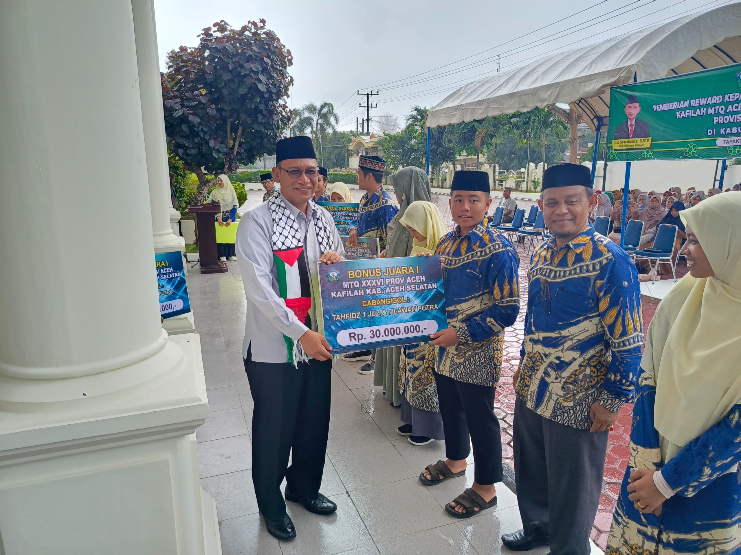 Bupati Aceh Selatan Menyerahkan Reward Kepada Kafilah Yang Berprestasi Pada MTQ XXXVI Sekaligus Penyerahan Donasi Untuk Palestina