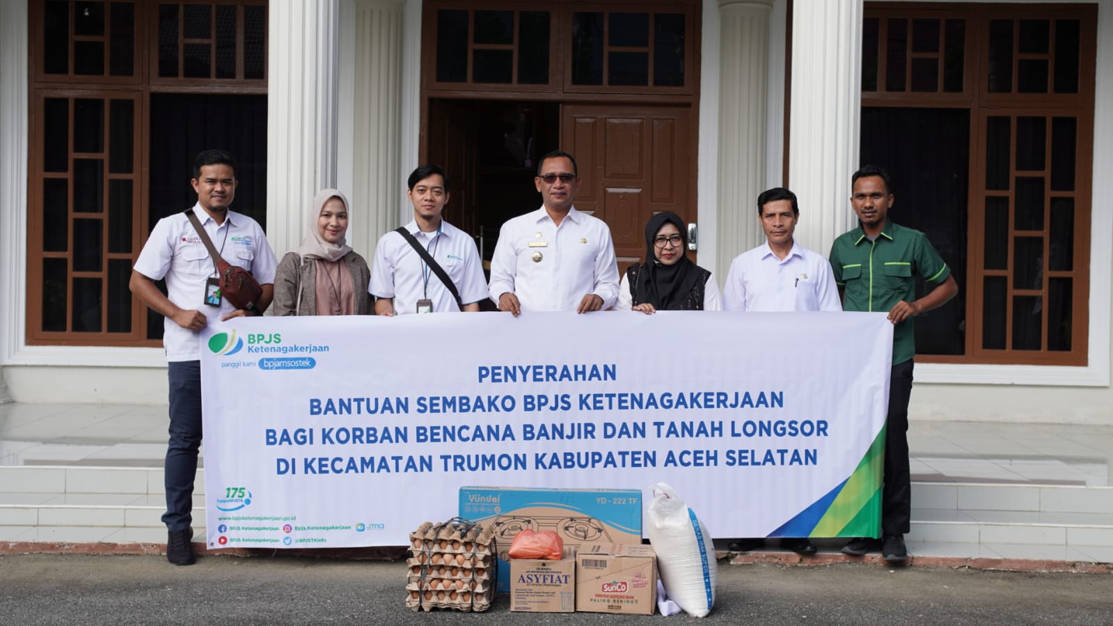 BPJS Keternagakerjaan Cabang Tapaktuan Serahkan Bantuan Korban Banjir Trumon Secara Simbolis