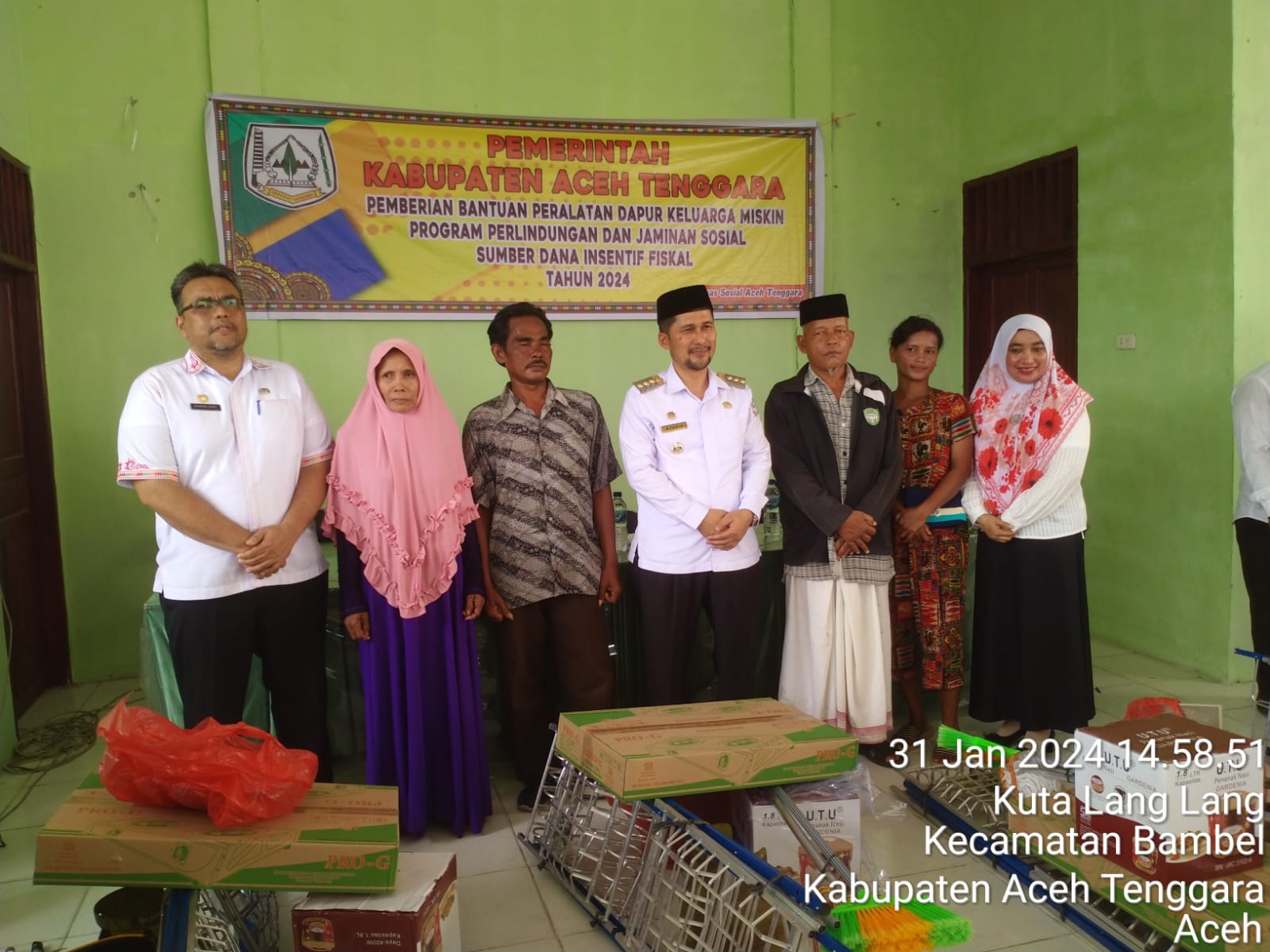 Pj Bupati Agara Serahkan Peralatan Dapur Bagi Keluarga Miskin