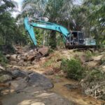 Merespon Demo Emak-emak Ladang Rimba, PJ. Bupati Aceh Selatan Perintahkan Kalak BPBD Aceh Selatan Lakukan Normalisasi Sungai Di Ladang Rimba