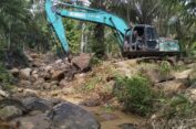 Merespon Demo Emak-emak Ladang Rimba, PJ. Bupati Aceh Selatan Perintahkan Kalak BPBD Aceh Selatan Lakukan Normalisasi Sungai Di Ladang Rimba